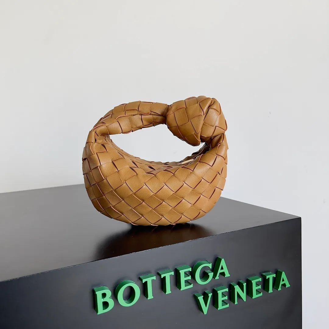 Batch 1080 BV super mini JODIE handbag, dumpling bag, braided knotted bag, simple, fashionable and super cute🍒Every color is high-end. It is a smaller version of the original mini version🤣It can only hold cuteness🍓🍓The upper body is fashionable and romantic. The fashionable bags created by Daniel Lee are really more and more favored by street experts. Style number: 730828 Size: 17*16*6.5